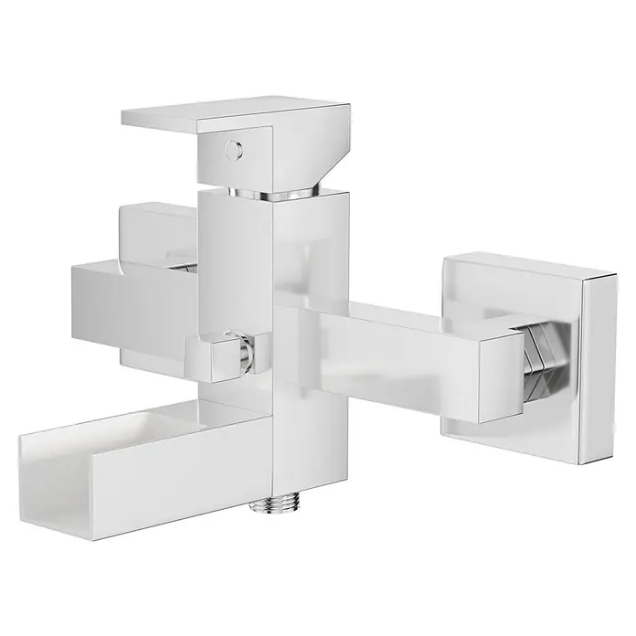 Camargue Viktoria Badewannenarmatur - Chrom, Glänzend - Nahaufnahme eines modernen, verchromten Wasserhahns mit eckigem Design, der die klaren Linien und die glänzende Oberfläche hervorhebt.