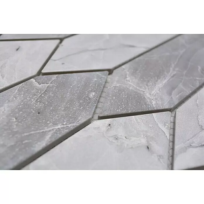 Mosaikfliese Hexagon CIM LHX GSL - 31,3 x 25,8 cm, Hellgrau, Matt - Graue Naturstein-Mosaikfliesen mit strukturierter Oberfläche in Zickzackmuster, zeigen Farbvariationen und Netzrücken.