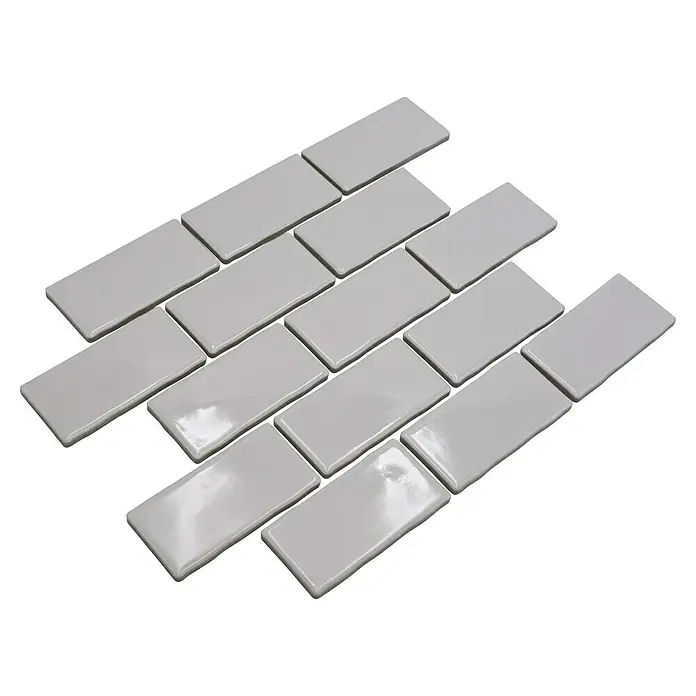 Mosaikfliese Subway Handmade Style HSS 238 - 30,9 x 26,5 cm, Weiß, Glänzend - Hochglänzende, hellgraue Ziegelmosaikfliesen für ein elegantes und modernes Erscheinungsbild. Die glasierte Oberfläche reflektiert das Licht und verleiht dem Raum Helligkeit.