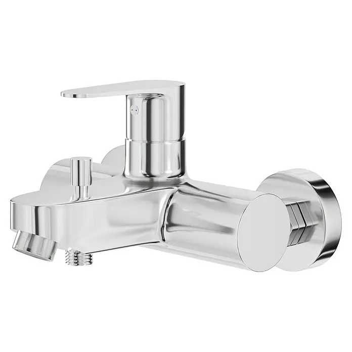 Camargue Elba Badewannenarmatur - Chrom, Glänzend - Nahaufnahme eines verchromten Mischbatterie mit Einhebelmischer und Umsteller für Badewanne oder Dusche vor schwarzem Hintergrund.