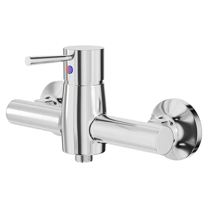 Camargue Merida Brausearmatur - Chrom, Glänzend - Nahaufnahme einer glänzenden, silberfarbenen Armatur mit Temperaturregler und horizontalem Auslauf, ideal für Bad oder Küche.