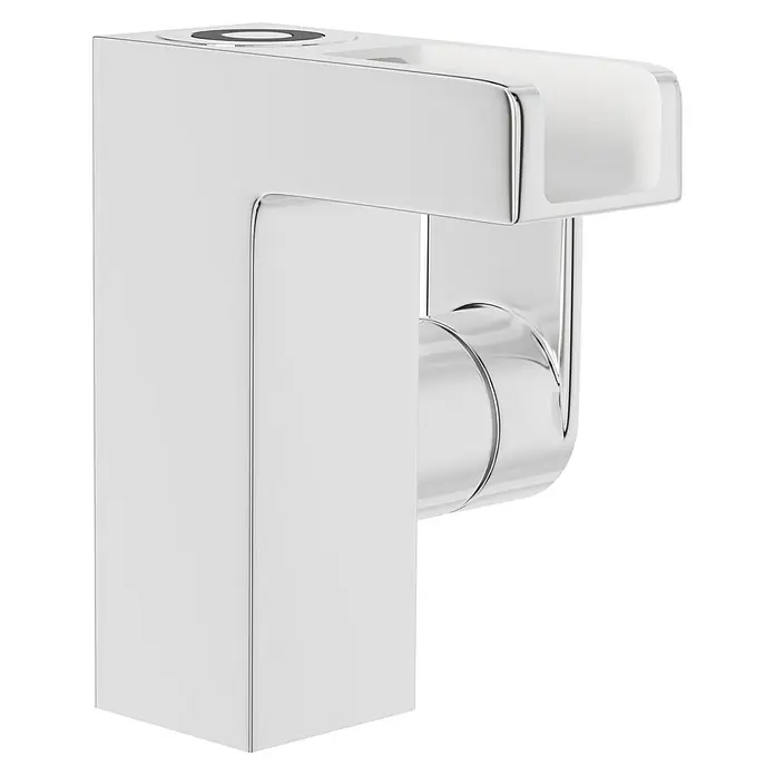 Camargue LED-Waschtischarmatur Ibiza - Chrom, Glänzend - Nahaufnahme einer glänzenden, verchromten Armatur mit kantigen Formen und abgerundeten Kanten, vor einem neutralen Hintergrund.