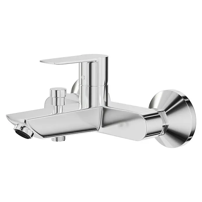 Hansgrohe MySport Badewannenarmatur - Ausladung Armatur: 205 mm, Chrom, Glänzend - Bild einer glänzenden, silbernen Mischbatterie mit einem minimalistischen Design vor schwarzem Hintergrund.