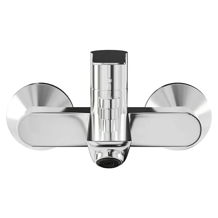 Hansgrohe MySport Badewannenarmatur - Ausladung Armatur: 205 mm, Chrom, Glänzend - Detailaufnahme eines glänzenden, modernen Chrom-Wasserhahns mit minimalistischem Design und klaren Linien.