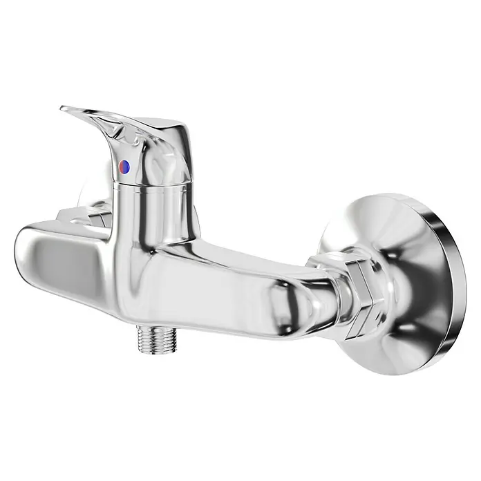 Mixomat Batoni Brausearmatur - Chrom, Glänzend - Nahaufnahme einer verchromten Wandarmatur mit Hebel, ideal für Bad oder Küche, stilvoll und funktional.