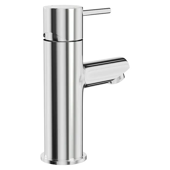 Camargue Waschtischarmatur Leon - Chrom, Glänzend - Nahaufnahme eines glänzenden, silbernen Wasserhahns mit minimalistischem Design auf schwarzem Hintergrund.