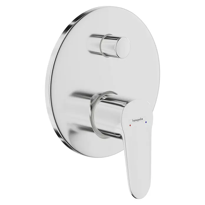 Hansgrohe Focus UP-Badewannenarmatur - Chrom, Glänzend - Nahaufnahme einer verchromten Hansgrohe Duscharmatur mit Temperaturregler und Wasserhahn. Elegantes Design für moderne Badezimmer.