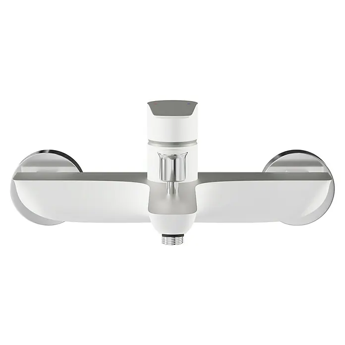 Camargue Frost Badewannenarmatur - Weiß/Chrom, Glänzend - Nahaufnahme einer stilvollen, weissen Armatur mit Chromakzenten, die ein modernes und minimalistisches Baddesign ergänzt.