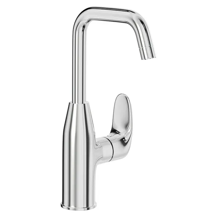 Camargue Waschtischarmatur Modern - Chrom, Glänzend, Hochdruck - Nahaufnahme einer glänzenden, modernen Chrom-Küchenarmatur mit schlankem Design vor schwarzem Hintergrund.