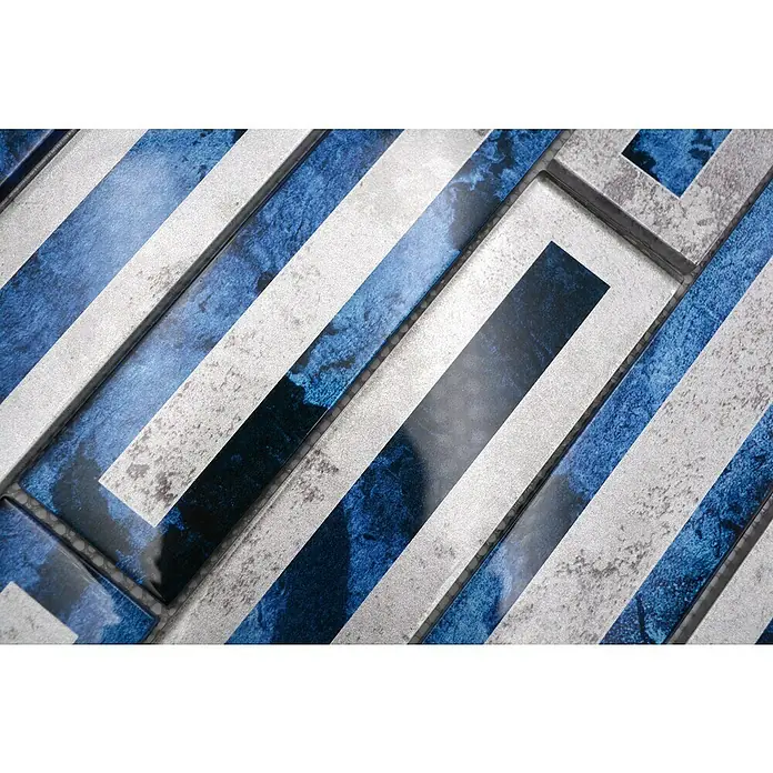 Mosaikfliese Rechteck Crystal XBH 2SW9 - 30 x 30 cm, Blau, Glänzend - Nahaufnahme von blauen und silberfarbenen Mosaikfliesen, die ein stilvolles Muster für die Inneneinrichtung bilden.
