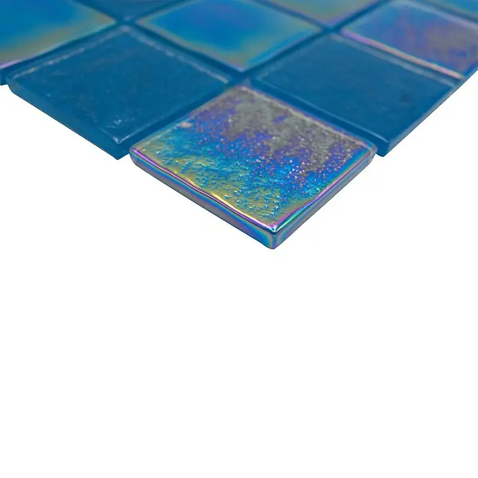 Mosaikfliese Quadrat Crystal Mix CM S463 - 29,8 x 29,8 cm, Azurblau, Glänzend - Nahaufnahme von blauen und schillernden Mosaikfliesen, die ein faszinierendes Muster für Innendesign-Projekte ergeben.