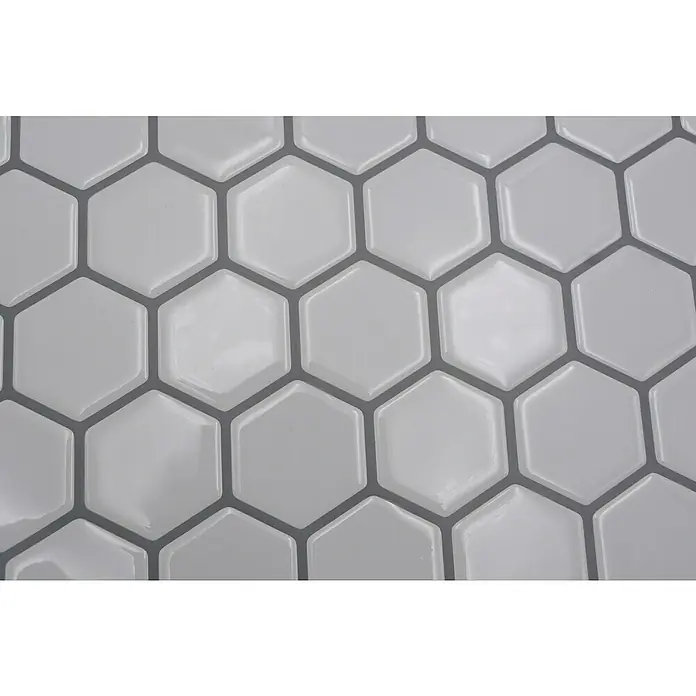Selbstklebemosaik Hexagon SVM HXW - 28,2 x 29,5 cm, Weiß, Glänzend - Nahaufnahme von weißen sechseckigen Wandfliesen, die ein modernes und stilvolles Muster bilden.