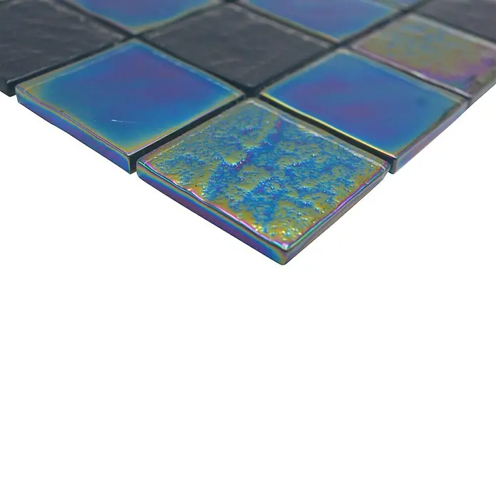 Mosaikfliese Quadrat Crystal Mix CM S365 - 29,8 x 29,8 cm, Saphirblau, Glänzend - Nahaufnahme von schimmernden Mosaikfliesen mit irisierendem Effekt, ideal für auffällige Akzente in Innenräumen.