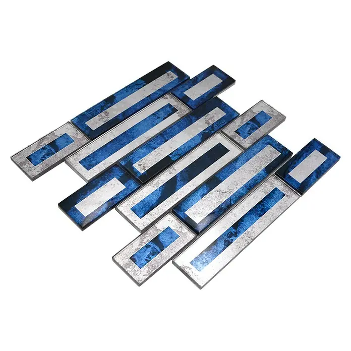 Mosaikfliese Rechteck Crystal XBH 2SW9 - 30 x 30 cm, Blau, Glänzend - Nahaufnahme einer Anordnung von rechteckigen Mosaikfliesen mit einem blauen Muster und silbernen Akzenten auf einem schwarzen Hintergrund.