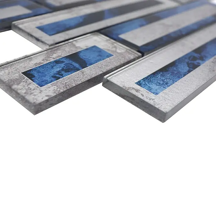 Mosaikfliese Rechteck Crystal XBH 2SW9 - 30 x 30 cm, Blau, Glänzend - Nahaufnahme von stilvollen, rechteckigen Mosaikfliesen in Silber und Blau, die ein modernes Design für Badezimmer oder Küchen bieten.