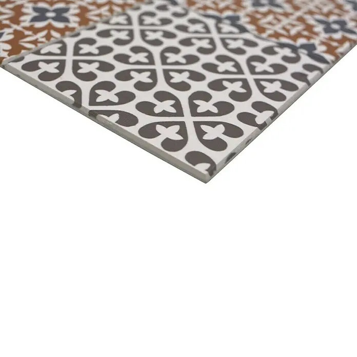 Selbstklebemosaik Quadrat SAM PORTO - 30 x 30 cm, Creme/Blau/Orange, Matt - Nahaufnahme von dekorativen Vintage-Fliesen mit geometrischen Mustern in Grau, Weiß und Braun. Die Fliesen verleihen jedem Raum einen Hauch von Eleganz.