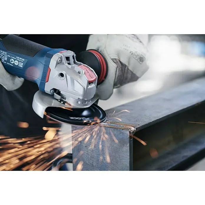 Bosch Professional X-Lock Elektro-Winkelschleifer GWX 14-125 - 1.400 W, Durchmesser Scheibe: 125 mm, Leerlaufdrehzahl: 11.000 U/min - Ein Winkelschleifer in Aktion, der an einem Metallstück arbeitet und dabei Funken erzeugt, ideal für Metallbearbeitungsprojekte.