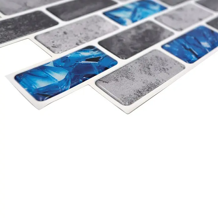 Selbstklebemosaik Rechteck Mix SVM MS08 - 30,5 x 27,5 cm, Mehrfarbig, Glänzend - Nahaufnahme von Wandaufklebern in Ziegeloptik mit blauen Akzenten, ideal für die stilvolle Gestaltung von Innenräumen.