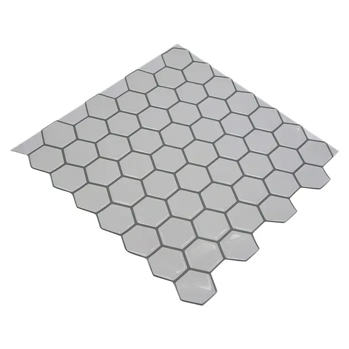 Selbstklebemosaik Hexagon SVM HXW - 28,2 x 29,5 cm, Weiß, Glänzend - Das Bild zeigt eine Nahaufnahme von grauen sechseckigen Fliesen, die ein modernes und stilvolles Muster bilden. Ideal für die Gestaltung von Badezimmern oder Küchen.