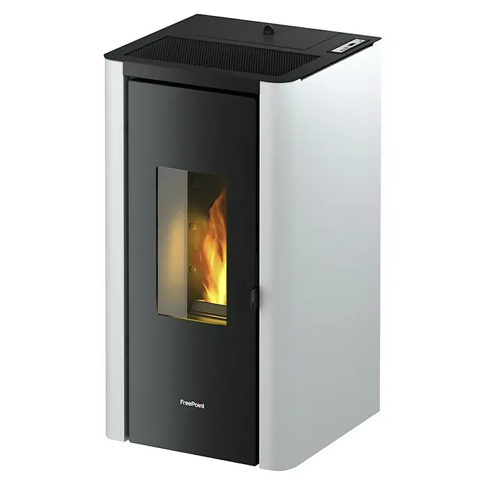 FreePoint Pelletofen Indigo - 7 kW, Raumheizvermögen: 57,6 m³ - 156 m³, Weiß - Eine Nahaufnahme eines FreePoint-Pelletofens mit schwarzer Tür und Sichtfenster, durch das die Flammen sichtbar sind.