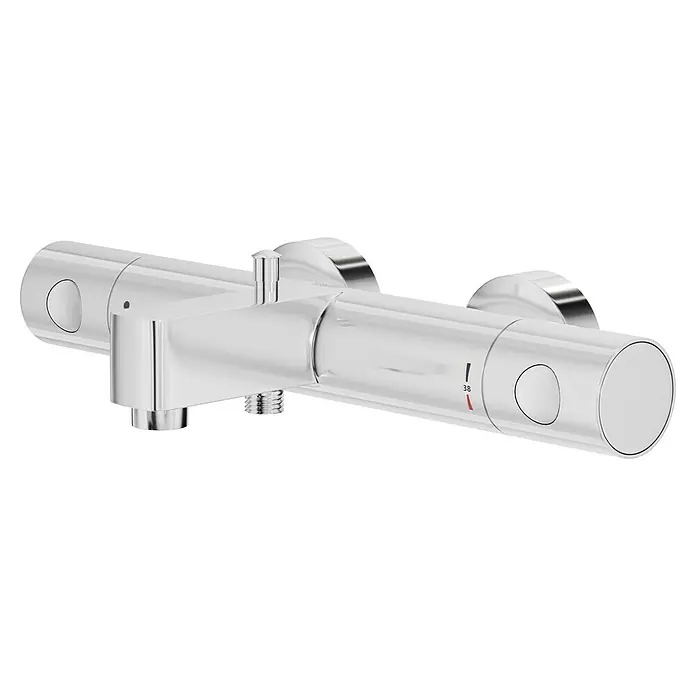 Grohe Precision Get Wannenthermostat - Chrom - Nahaufnahme einer verchromten Duscharmatur mit Temperaturregler und Sicherheitsknopf, die ein elegantes Design und präzise Funktionalität vereint.