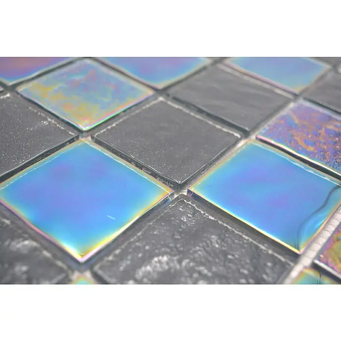 Mosaikfliese Quadrat Crystal Mix CM S365 - 29,8 x 29,8 cm, Saphirblau, Glänzend - Nahaufnahme von quadratischen Fliesen in Grau und schimmernden Blautönen, die ein modernes und stilvolles Design für Wände oder Böden bieten.