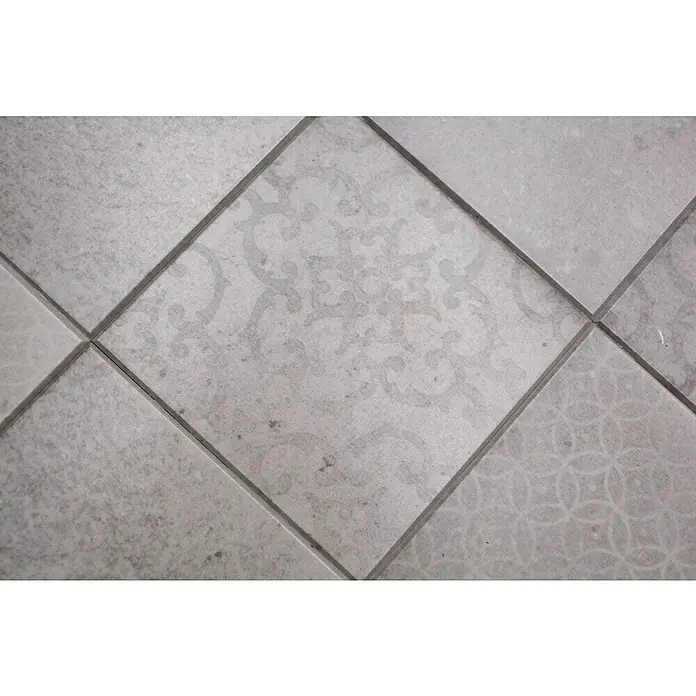 Selbstklebemosaik Quadrat SAM CELLO - 30 x 30 cm, Grau, Matt - Nahaufnahme von quadratischen Fliesen in verschiedenen Grautönen, die ein dezentes Muster aufweisen und durch Fugen getrennt sind.