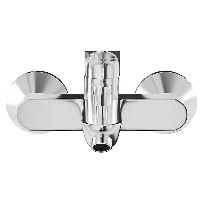 Hansgrohe Logis E Badewannenarmatur - Ausladung Armatur: 18 cm, Chrom, Glänzend - Nahaufnahme einer glänzenden, modernen Armatur mit präzisen Details und einer sauberen, minimalistischen Ästhetik.