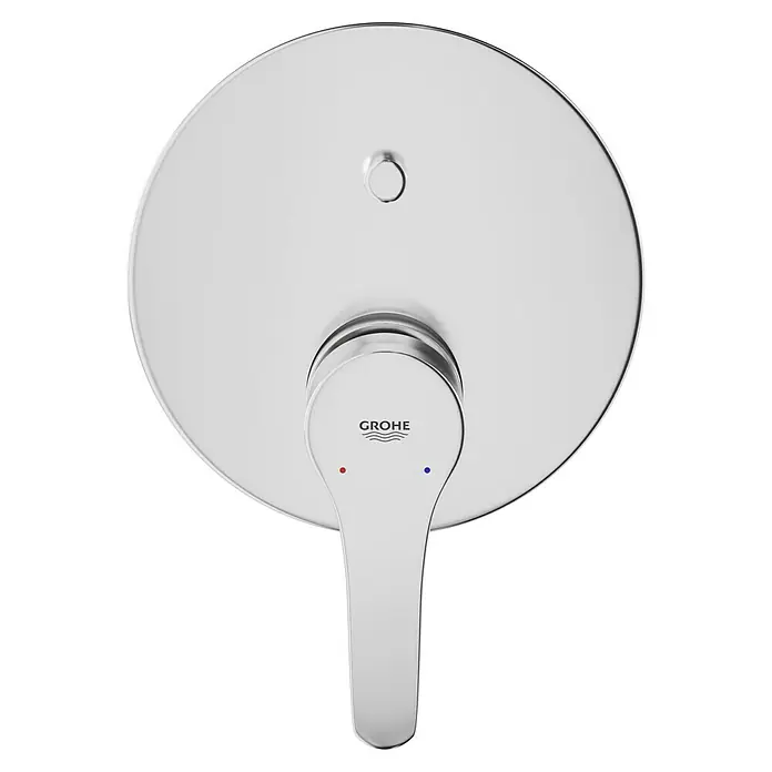 Grohe Eurostyle Cosmopolitan UP-Badewannenarmatur - Chrom, Matt - Nahaufnahme eines glänzenden Grohe Einhebelmischers mit rotem und blauem Punkt zur Temperaturregelung.