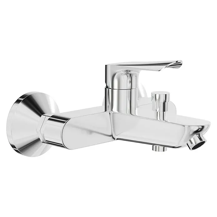 Hansgrohe Logis E Badewannenarmatur - Ausladung Armatur: 18 cm, Chrom, Glänzend - Nahaufnahme einer glänzenden, verchromten Badewannenarmatur mit Hebelgriff und Brauseumsteller vor einem dunklen Hintergrund.