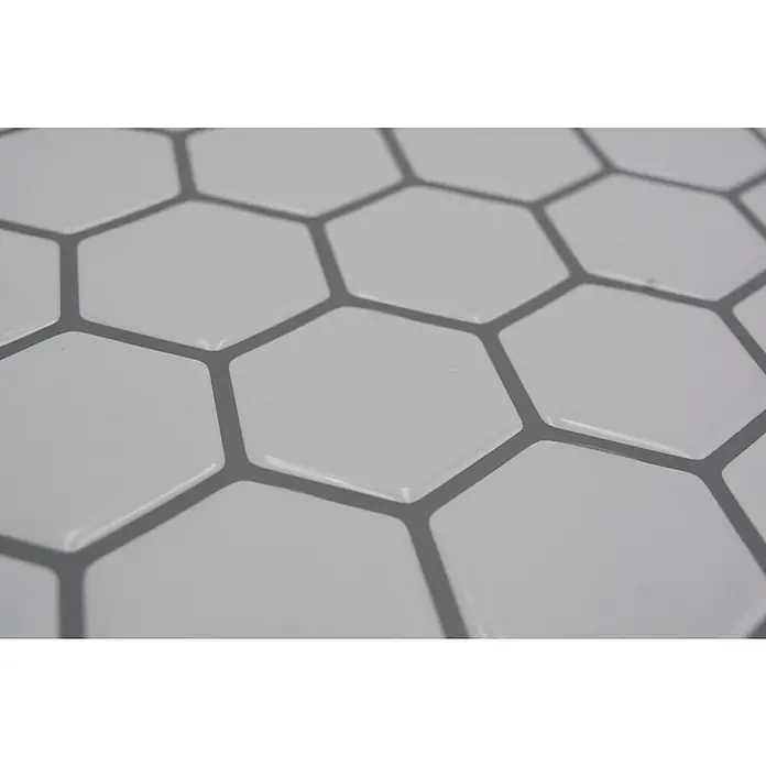 Selbstklebemosaik Hexagon SVM HXW - 28,2 x 29,5 cm, Weiß, Glänzend - Nahaufnahme von sechseckigen weißen Fliesen mit grauen Fugenlinien, die ein geometrisches Muster ergeben und eine moderne Ästhetik zeigen.