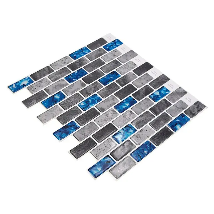 Selbstklebemosaik Rechteck Mix SVM MS08 - 30,5 x 27,5 cm, Mehrfarbig, Glänzend - Nahaufnahme eines Mosaikfliesenaufklebers in Grau- und Blautönen. Das Produkt besteht aus rechteckigen Ziegelformen für eine einfache Installation.
