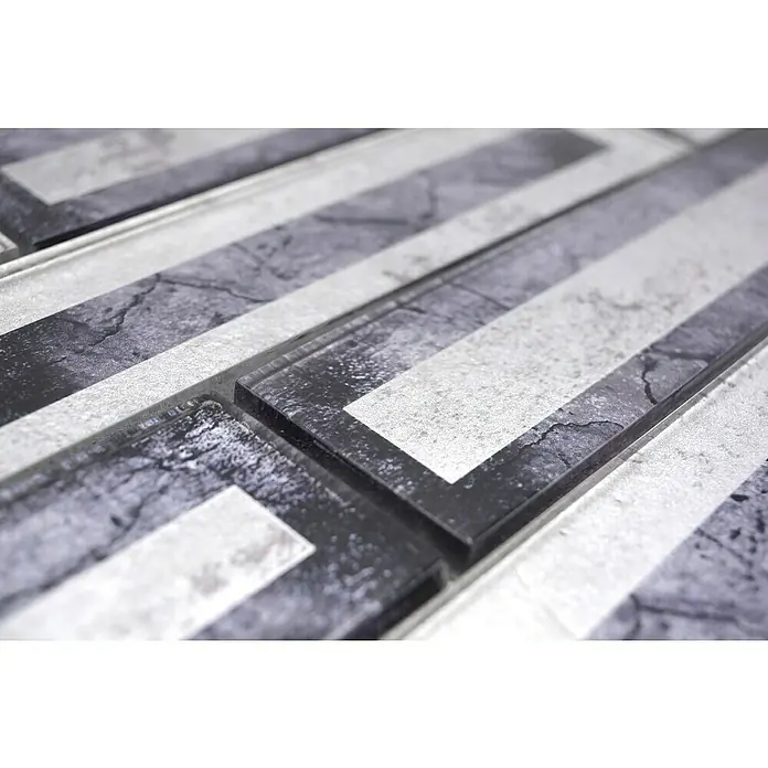 Mosaikfliese Rechteck Crystal XBH 2SW5 - 30 x 30 cm, Schwarz, Glänzend - Nahaufnahme von grauen und weißen Mosaikfliesen mit einem modernen, geometrischen Muster, ideal für stilvolle Wandgestaltungen.