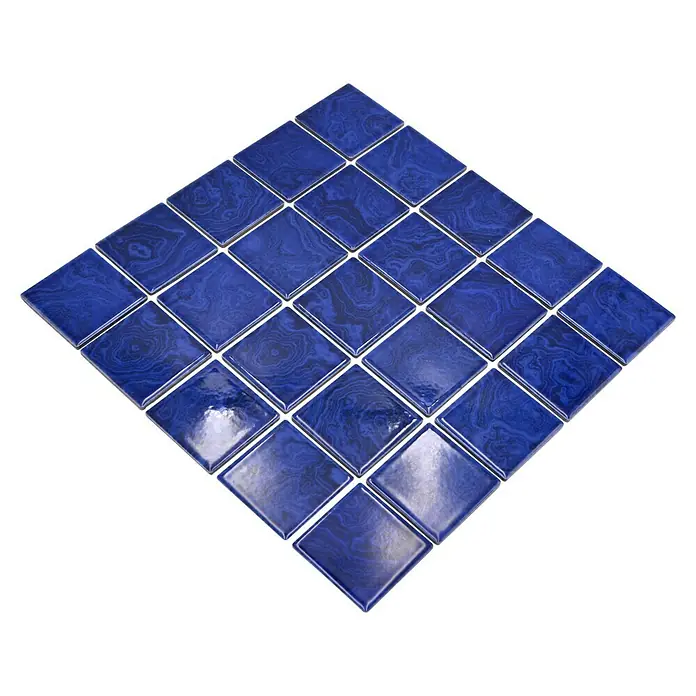 Mosaikfliese Quadrat Uni SD 641N - 30,4 x 30,4 cm, Marineblau, Glänzend - Nahaufnahme von blau-marmorierten Keramikfliesen, quadratisch angeordnet in Rautenform, perfekt für stilvolle Wand- und Bodengestaltung.