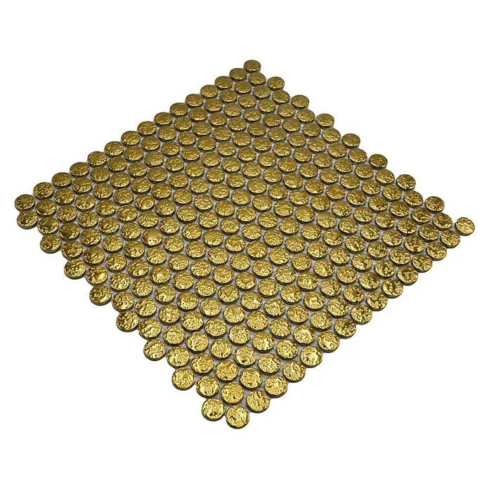 Mosaikfliese Knopf Uni GO86 - 31 x 31,5 cm, Gold, Glänzend - Nahaufnahme von glänzenden, goldenen Mosaikfliesen mit einer leicht unebenen Oberfläche auf einem schwarzen Hintergrund.