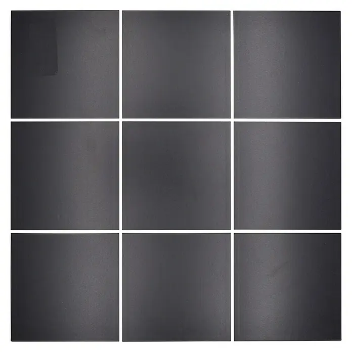 Selbstklebemosaik Quadrat SAM 4XFS B03 - 30,6 x 30,6 cm, Schwarz, Matt - Dunkelgraue, quadratische Fliesen sind in einem 3x3-Raster angeordnet und erzeugen eine moderne und minimalistische Wandfliesenoptik.