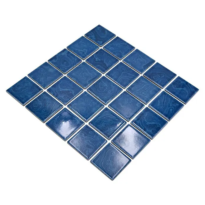 Mosaikfliese Quadrat Uni SD 621N - 30,4 x 30,4 cm, Strandblau, Glänzend - Quadratische, blaue Mosaikfliesen mit Marmormuster, ideal für Badezimmer oder Küchen. Einzigartige Optik durch die glänzende Oberfläche.