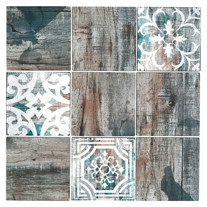 Mosaikfliese Quadrat Crystal Mix XCM WOOD 950 - 29,8 x 29,8 cm, Grau/Braun/Grün, Matt - Holzfliesen-Wandbild zeigt 9 quadratische Fliesen mit Holzstruktur, floralen Mustern & unikater Optik für stilvolle Akzente im Raum.