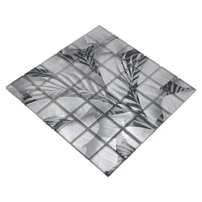 Mosaikfliese Quadrat Crystal Rainforest XCM RF03 - 29,8 x 29,8 cm, Grau, Glänzend - Nahaufnahme einer einzelnen quadratischen Fliese mit einem grauen und weißen botanischen Muster.