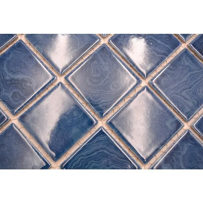 Mosaikfliese Quadrat Uni SD 621N - 30,4 x 30,4 cm, Strandblau, Glänzend - Detailaufnahme von glänzenden, quadratischen, blau schattierten Keramikfliesen. Die Fliesen weisen ein Marmormuster auf und sind mit hellem Fugenmörtel verlegt.