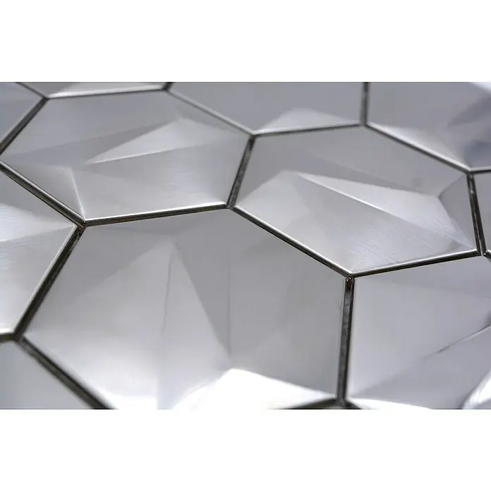 Mosaikfliese Hexagon HXM 40SB - 26,2 x 23 cm, Titanium Stahl, Glänzend - Nahaufnahme von strukturierten, silberfarbenen, sechseckigen Wandfliesen. Das Design verleiht jeder Oberfläche einen modernen Touch.
