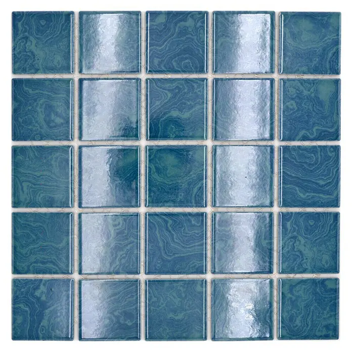 Mosaikfliese Quadrat Uni SD 601N - 30,4 x 30,4 cm, Grün, Glänzend - Nahaufnahme von blaugrünen Mosaikfliesen, die ein faszinierendes, gewirbeltes Muster aufweisen und jedem Raum einen Hauch von Eleganz verleihen.