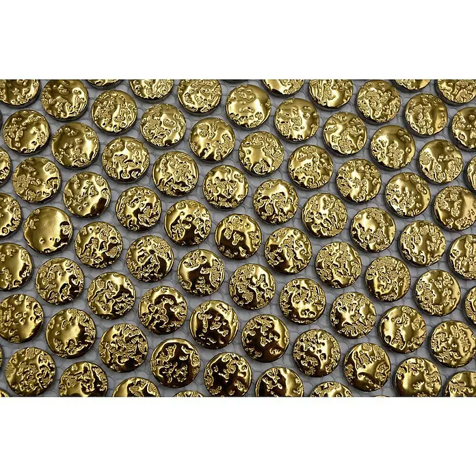 Mosaikfliese Knopf Uni GO86 - 31 x 31,5 cm, Gold, Glänzend - Nahaufnahme von Goldmünzen, die ein einzigartiges, strukturiertes Muster aufweisen und so einen luxuriösen und dekorativen Effekt erzeugen.
