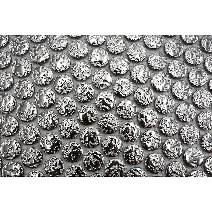 Mosaikfliese Knopf Uni SB97 - 31 x 31,5 cm, Silber, Glänzend - Nahaufnahme von geprägten silbernen Kreisen, die eine strukturierte, reflektierende Oberfläche erzeugen. Ideal für dekorative Projekte.