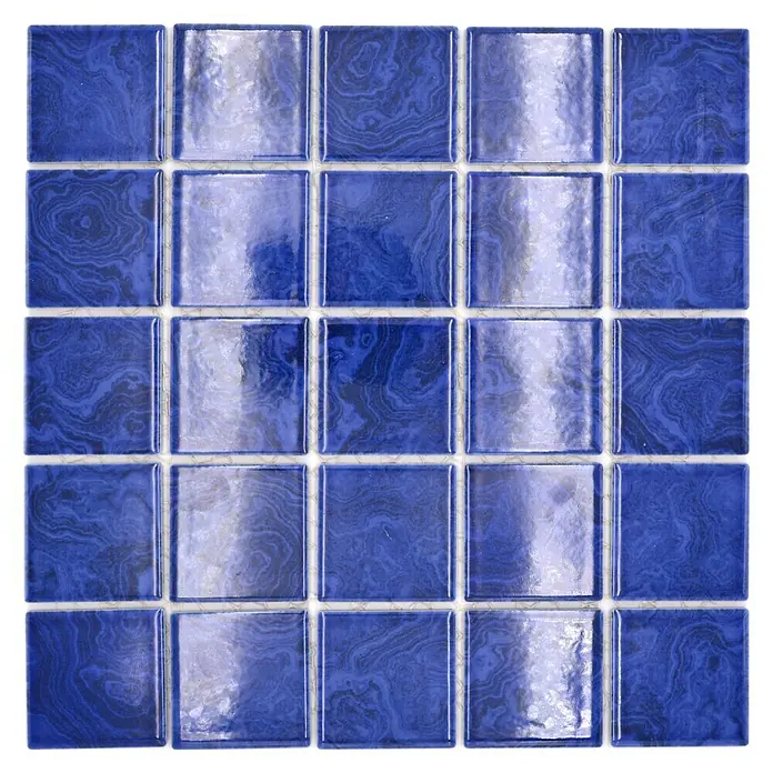 Mosaikfliese Quadrat Uni SD 641N - 30,4 x 30,4 cm, Marineblau, Glänzend - Nahaufnahme von blauen Mosaikfliesen. Die Fliesen haben ein marmoriertes Muster und sind glänzend. Sie eignen sich perfekt für Badezimmer oder Küchen.