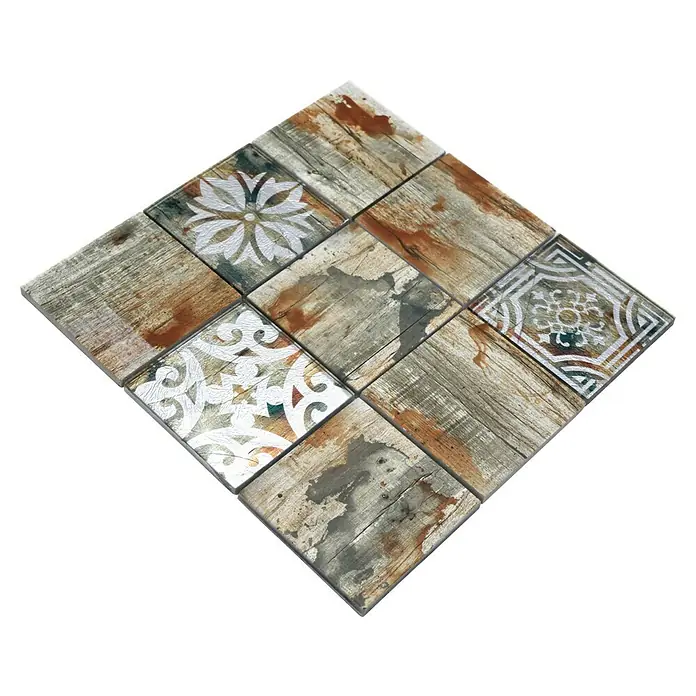 Mosaikfliese Quadrat Crystal Mix XCM WOOD 750 - 29,8 x 29,8 cm, Hellbeige, Matt - Nahaufnahme von dekorativen Fliesen mit Holzmaserung und floralen Mustern, die als Mosaik angeordnet sind.