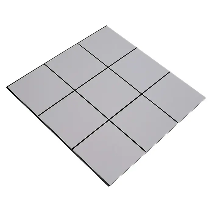 Selbstklebemosaik Quadrat SAM 4XFS W01 - 30,6 x 30,6 cm, Weiß, Matt - Nahaufnahme einer quadratischen Fliese, unterteilt in neun Felder durch schwarze Linien, präsentiert eine moderne und minimalistische Ästhetik.