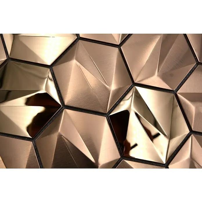 Mosaikfliese Hexagon HXM 50BR - 26,2 x 23 cm, Rosegold, Glänzend - Nahaufnahme eines geometrischen Wandpaneels mit metallischen Bronze-Hexagonen und subtilen Dreiecksakzenten.