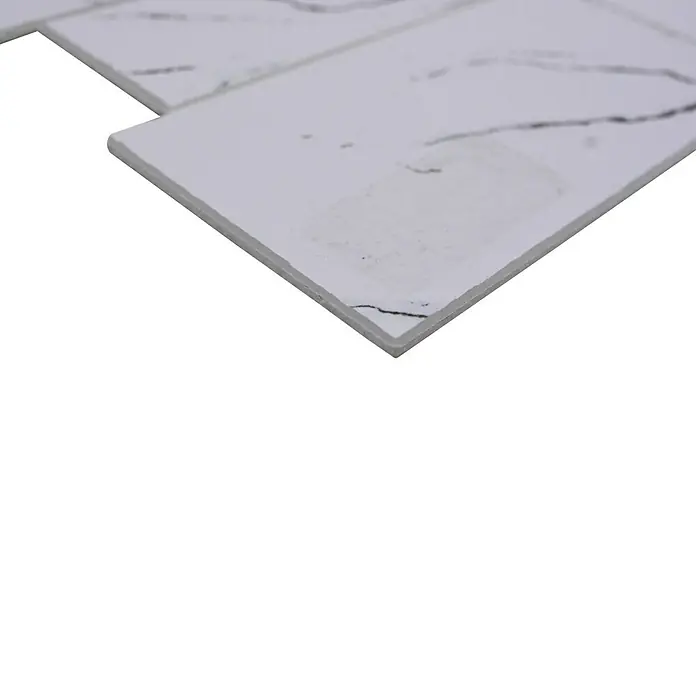Selbstklebemosaik Rechteck SAM 4XSP 02 - 29,8 x 29,6 cm, Weiß, Matt - Nahaufnahme von weißen, rechteckigen Wandfliesen mit Marmorierung. Ideal für moderne Badezimmer- oder Küchengestaltungen.