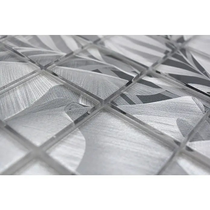 Mosaikfliese Quadrat Crystal Rainforest XCM RF03 - 29,8 x 29,8 cm, Grau, Glänzend - Nahaufnahme von grauen Mosaikfliesen mit einem Blattmuster, das eine elegante und moderne Oberfläche für jeden Raum bietet.